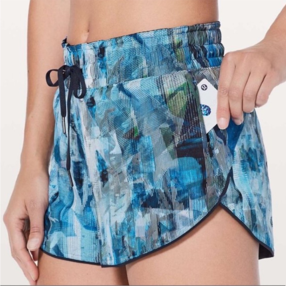 Lululemon “ Choose a Side “ short reversible zipper pockets